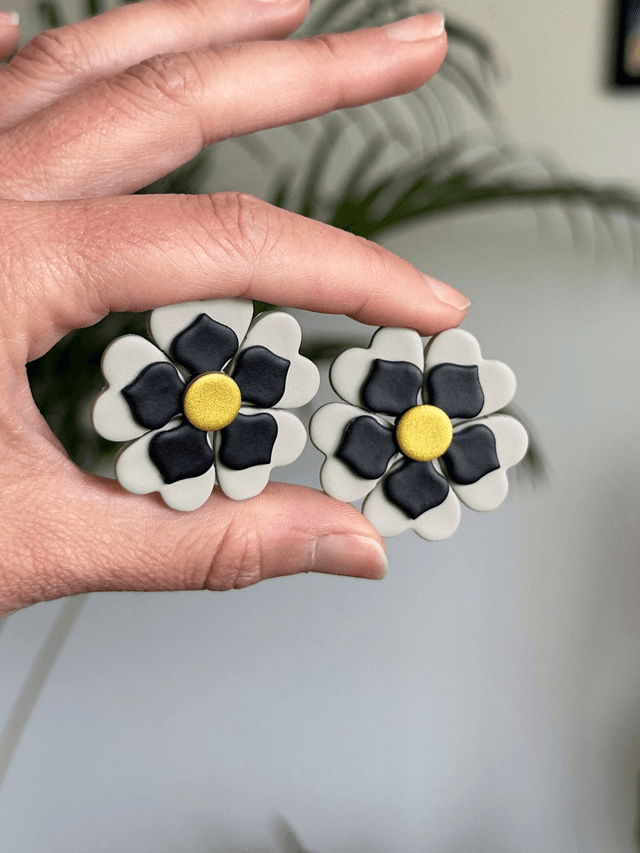 Groovy flowers mini greige, negro y dorado